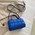 Borsa a mano blu reale in pelle PU trapuntata con dettagli dorati e tracolla regolabile - Blu