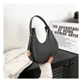 Borsa a spalla nera chic con motivo a coccodrillo e dettagli metallici dorati - Nero