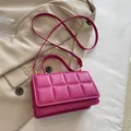 Sac bandoulière matelassé en cuir PU rose rouge avec détails dorés et poignée - Rose rouge