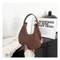 Borsa a mezzaluna marrone caffè con trama a coccodrillo e dettagli in metallo dorato - Marrone