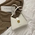 Borsa a secchiello bianca minimalista in pelle PU con fibbia dorata e tracolla regolabile - Bianco