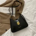 Elegante borsa a secchiello in pelle nera opaca con fibbia dorata e tracolla - Nero