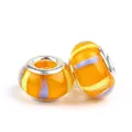 Details von leuchtend orangen Glasperlen mit vertikalen Streifen und Metallkern - Gelb Lila Gestreift Orange Stil (RL-74)