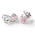 Dettaglio di orecchini a corona in argento con cristalli rosa a forma di cuore e perni - Rosa