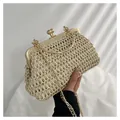 Borsa da sera in paglia beige intrecciata con cornice dorata e chiusura floreale - Bianco avorio