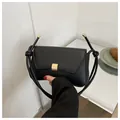 Borsa baguette minimalista in pelle nera con tracolla annodata e chiusura dorata - Nero