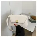 Borsa a spalla beige minimalista con tracolla a nodi e fibbia dorata raffinata - Bianco