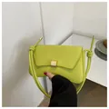 Borsa baguette in pelle verde neon con fibbia rettangolare dorata e tracolla annodata - Verde