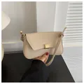 Borsa baguette beige minimalista con fibbia in metallo dorato e sottile tracolla - Cachi