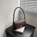 Borsa baguette sottospalla in ecopelle marrone scuro con chiusura in metallo dorato - caffè