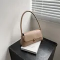 Elegante borsa baguette in pelle beige con chiusura dorata e tracolla sottile - Cachi