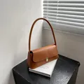 Borsa baguette in pelle marrone con fibbia dorata minimalista e tracolla stile retrò - Marrone