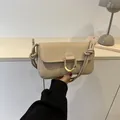 Minimalistische beige Schultertasche mit goldener D-Schnalle und geknotetem Riemen - Khaki