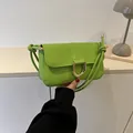 Moderne apfelgrüne Achseltasche mit goldener Schnalle und geknotetem Riemendetail - Grün