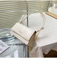 Cremefarbene Baguette-Tasche mit geknotetem Riemen und goldenen Metalldetails - Weiß