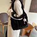 Sac fourre-tout en fausse fourrure noire avec breloque monstre rose pour l'automne-hiver - Pendentif Monstre Rose à Longues Jambes / Noir