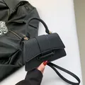Sac bandoulière noir chic à texture tissée avec détails dorés et poignée supérieure - Noir