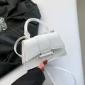 Sac bandoulière blanc tressé avec détails dorés et poignée sur fond noir contrasté - Blanc