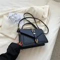 Petit sac carré en cuir noir mat classique avec boucle en métal en U et bandoulière réglable - Noir