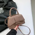 Petit sac à main carré marron clair tressé avec boucle chic et poignée supérieure - Marron