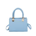 Hellblaue Handtasche in Krokodilleder-Optik mit geflochtenem Griff und Gold-Logo - Blau