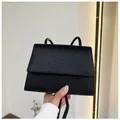 Schicke schwarze quadratische Handtasche mit Kroko-Prägung und Riemen für Damen - Schwarz