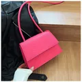 Trendige kleine Umhängetasche in Pink mit Kroko-Prägung und eleganter Klappe für Damen - Rosarot