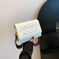 Borsa a tracolla bianca trapuntata con ampia tracolla intrecciata a motivi etnici - Bianco
