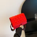 Borsa a tracolla in pelle trapuntata rossa con ampia tracolla in jacquard geometrico - Rosso
