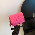 Borsa a tracolla fucsia trapuntata con ampia tracolla a motivi geometrici colorati - Rosa