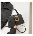 Bolso bandolera de cuero negro mate con una hebilla metálica dorada de diseño trenzado - Negro