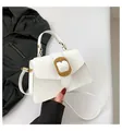 Bolso cuadrado blanco minimalista con hebilla dorada trenzada y correa de hombro - Blanco