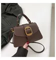 Bolso de mano chic marrón oscuro con hebilla dorada texturizada y correa de hombro ajustable - Marrón