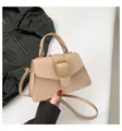 Bolso bandolera beige de cuero sintético con hebilla dorada grande y diseño de asa superior - Caqui