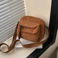 Sac bandoulière en velours côtelé marron avec poche à rabat et sangle tissée épaisse - Marron