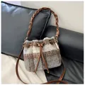 Borsa a secchiello in lana a quadri marrone con manici in pelle e chiusura a coulisse - Grigio