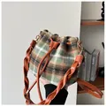 Borsa a secchiello in lana a quadri retrò con tracolla intrecciata e coulisse - Verde