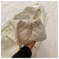 Elegante borsa a secchiello beige trapuntata con catena dorata e coulisse per donna - Bianco