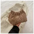 Borsa a secchiello trapuntata tortora con catena dorata e design plissettato a nuvola - Cachi