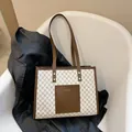 Grote beige en bruine monogram shopper met stevige leren handvatten en een ruim interieur - Off-wit