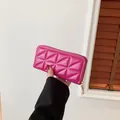 Lange Geldbörse in Fuchsia mit glänzender Rautensteppung und Reißverschluss - Rosarot