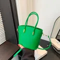 Sac seau vert éclatant à motif crocodile avec double poignée et bandoulière - Vert