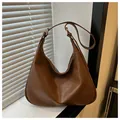 Bolso tote grande marrón de cuero con textura lichi y correa de hombro ajustable - Marrón Oscuro