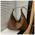 Bolso Hobo minimalista de cuero marrón oscuro con correa ajustable y herrajes dorados - Tostado
