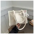 Beige gewebte Tragetasche mit zarter Spitzenblumenschleife und Kunstledergriffen - Weiß