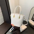 Sac seau blanc à motif crocodile avec garnitures dorées et bandoulière réglable chic - Blanc
