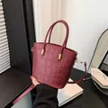 Sac seau bordeaux à motif crocodile avec garniture dorée et poignée supérieure élégante - Rouge