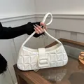 Borsa a spalla bianca trapuntata a rombi con una grande fibbia in tinta coordinata - Bianco
