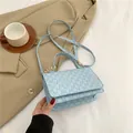 Borsa a tracolla azzurra in ecopelle con motivo M e tracolla regolabile - Blu