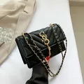 Petit sac carré noir matelassé de style français avec logo SOS et pompon doré - Noir